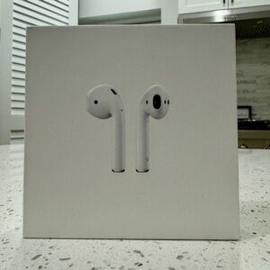 Apple AirPods with Charging Case (2nd generation)